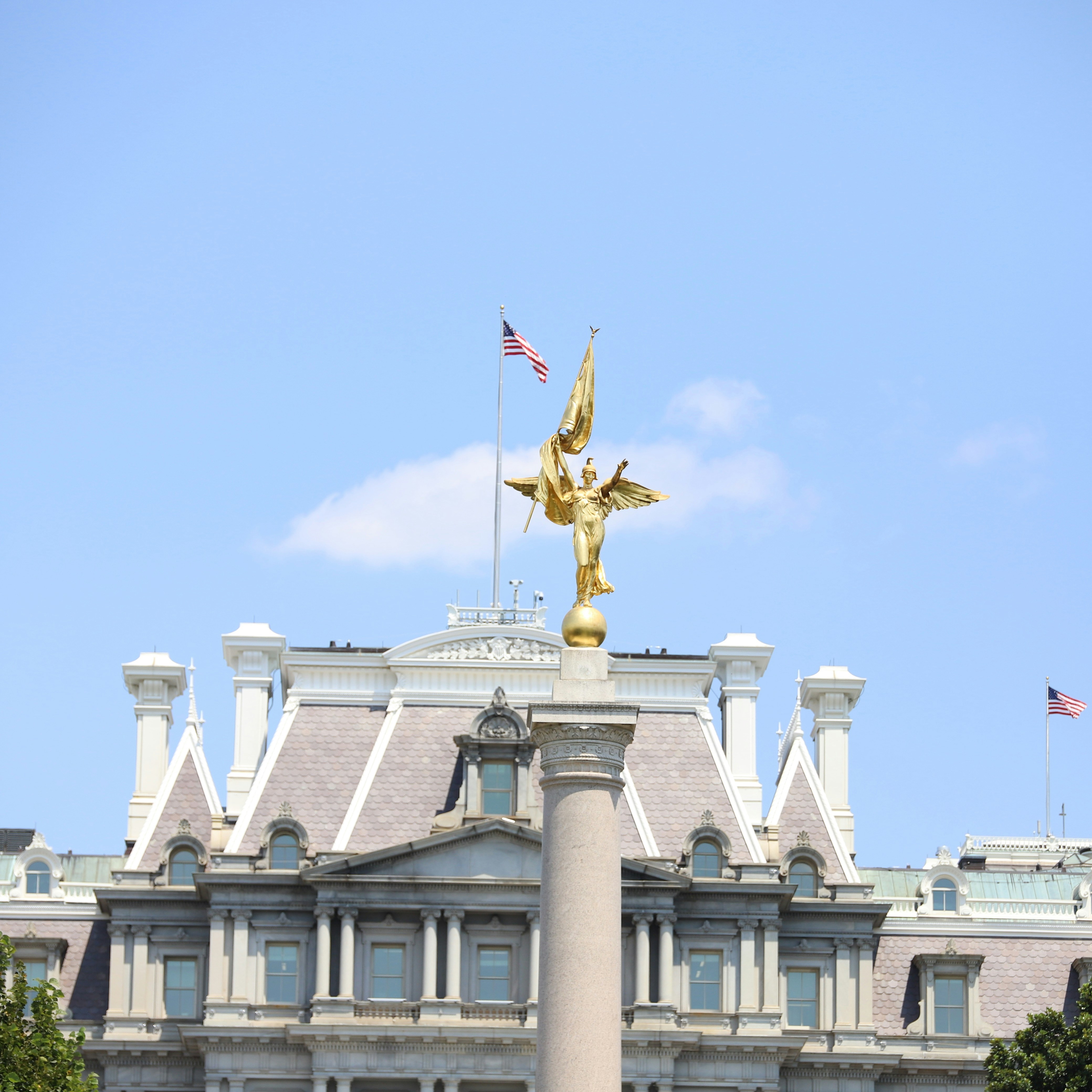 Brass-colored statue during daytime photo – Free Building Image on Unsplash