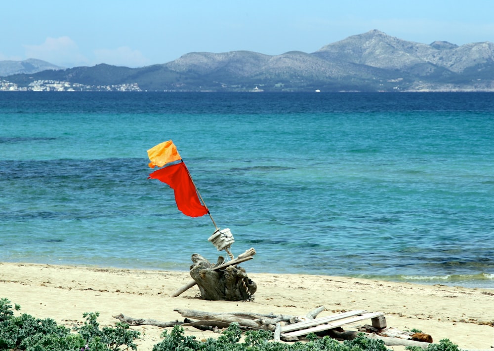 Rote und orangefarbene Flagge an der Küste