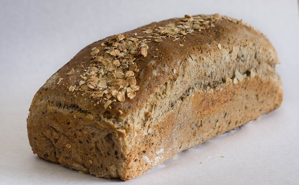 gebackenes Loftbrot auf weißer Oberfläche