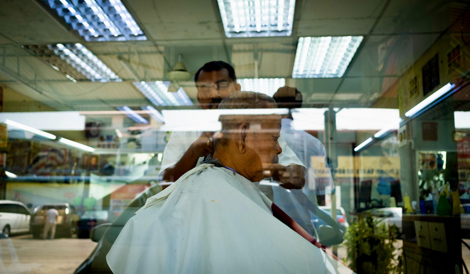 Fujifilm X-Pro2 + Fujifilm XF 23mm F2 R WR sample photo. Man inside barber shop photography