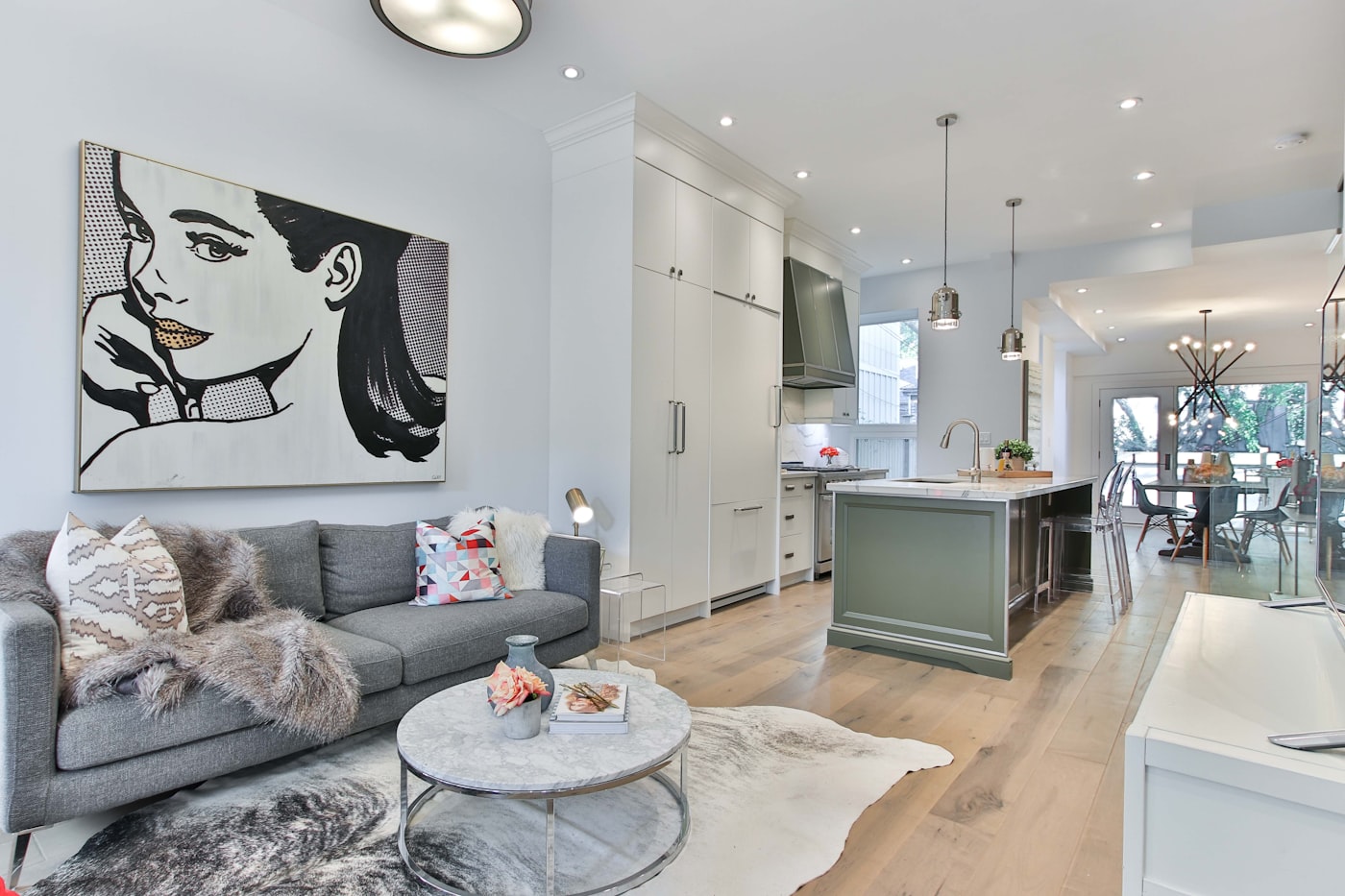 Suspension rotin au-dessus d'un îlot de cuisine