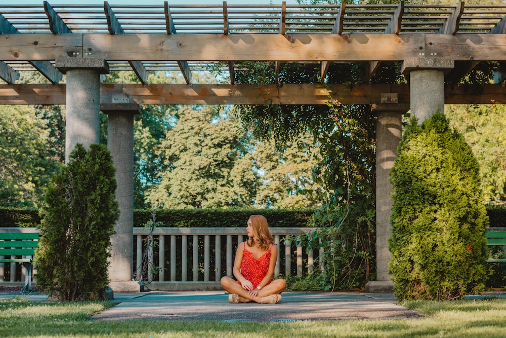 woman siting on focus photography