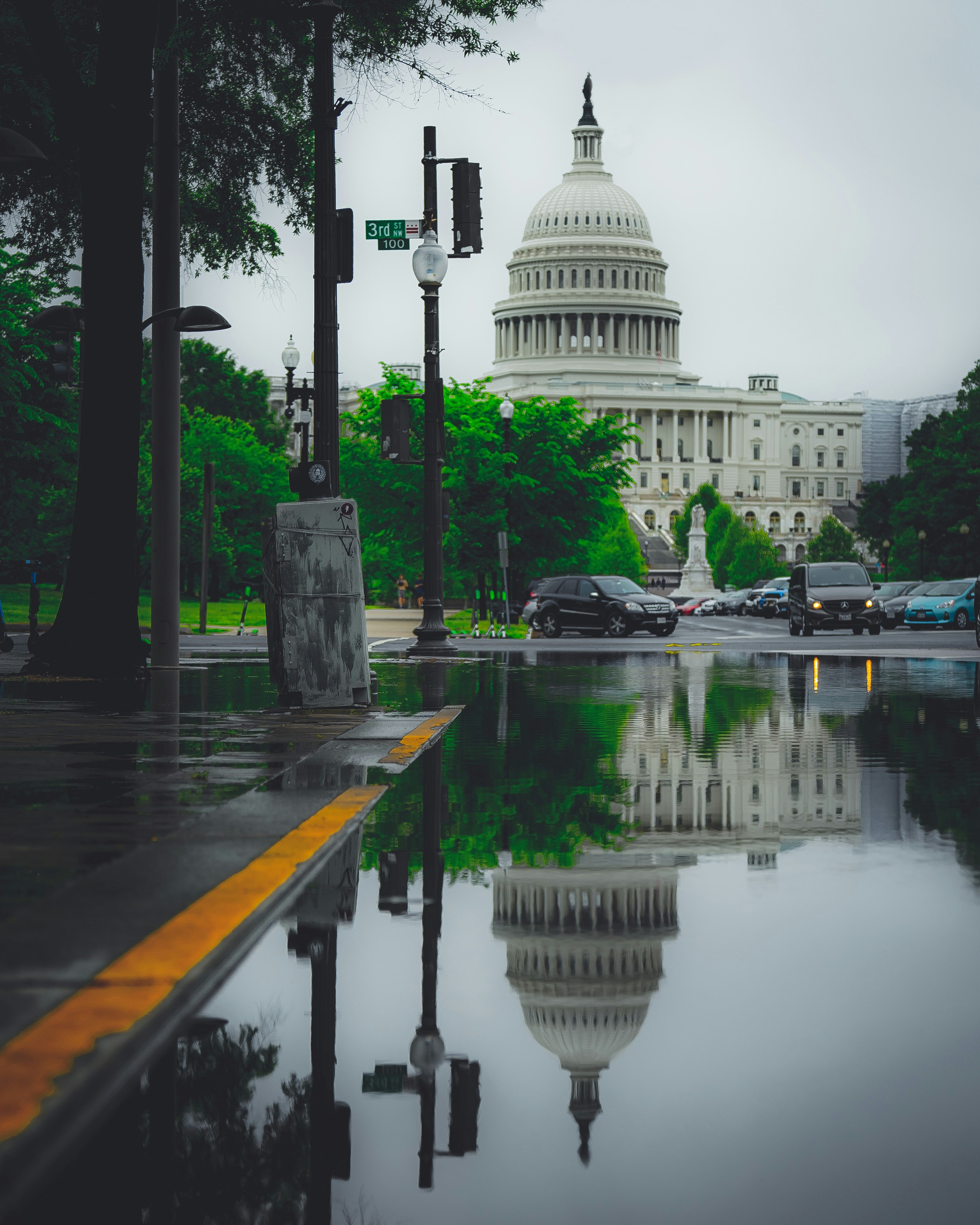 Gewässer in der Nähe des Gebäudes