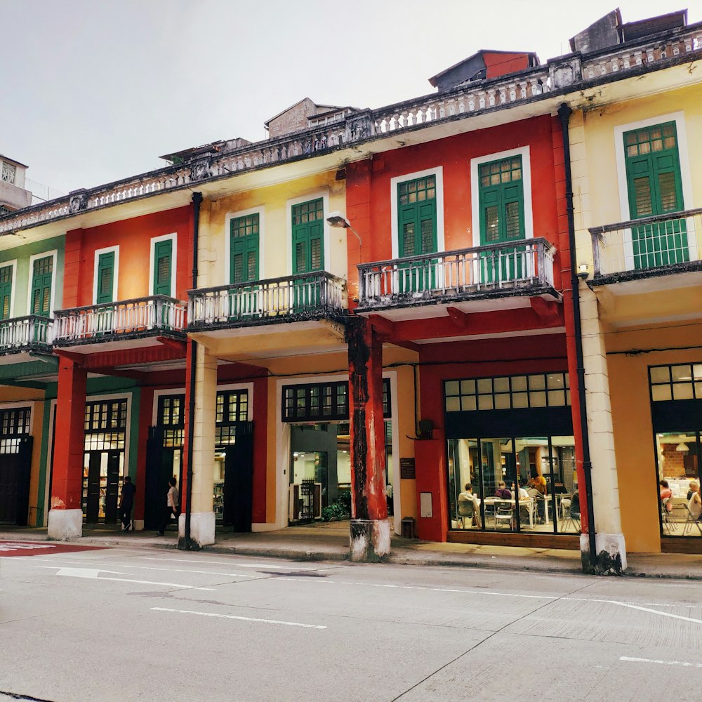 maison marron et rouge