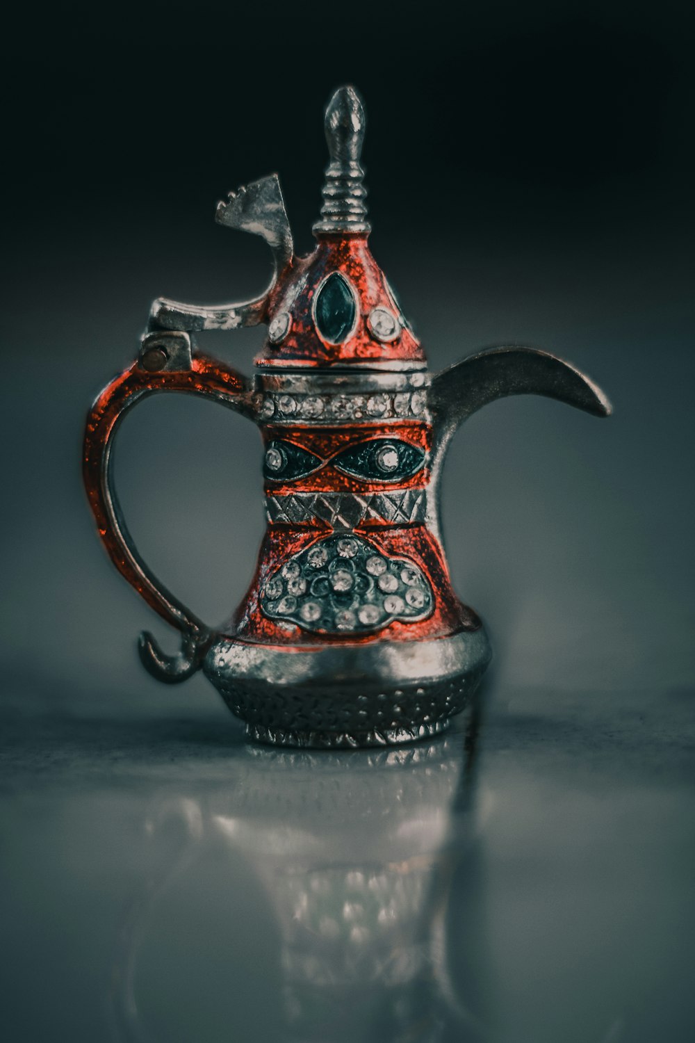 vaso persiano grigio, rosso e nero