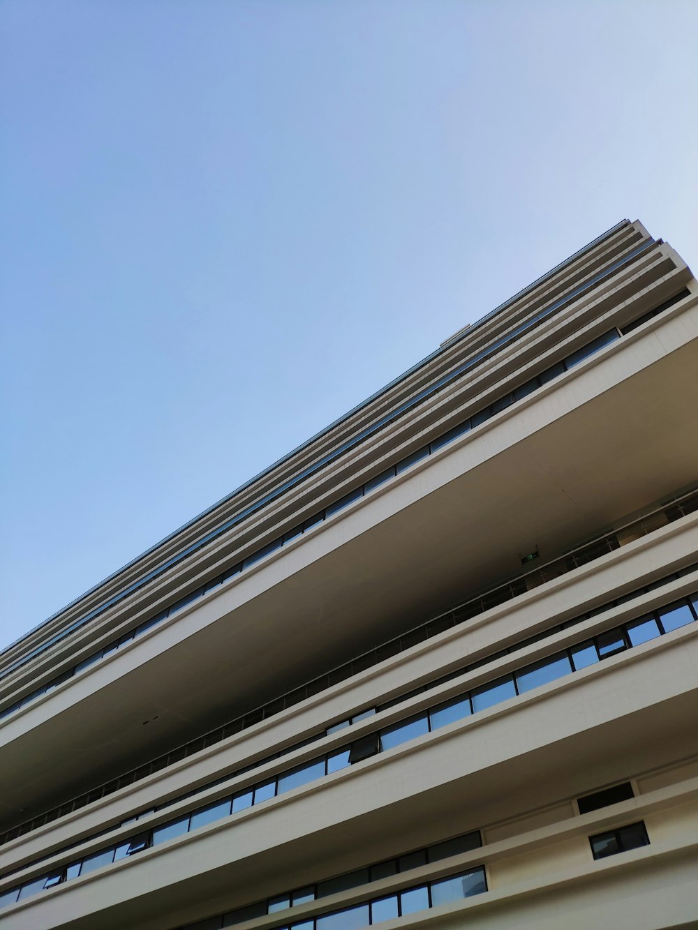 Bâtiment en béton blanc