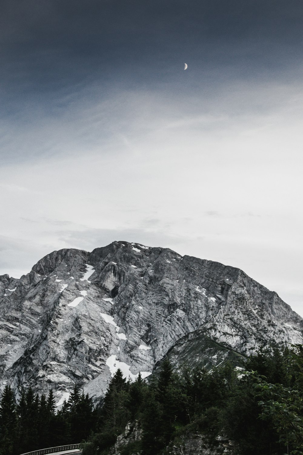 Photo en niveaux de gris de montagne enneigée