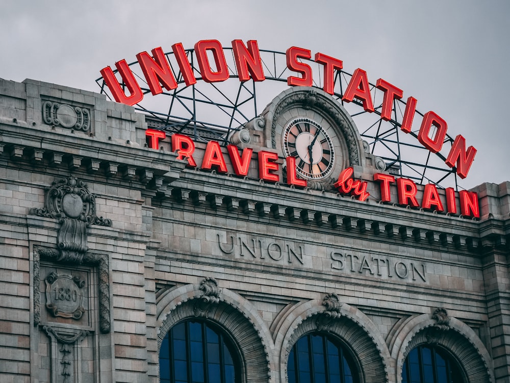 Union Station viaja en tren con letreros de neón en el edificio