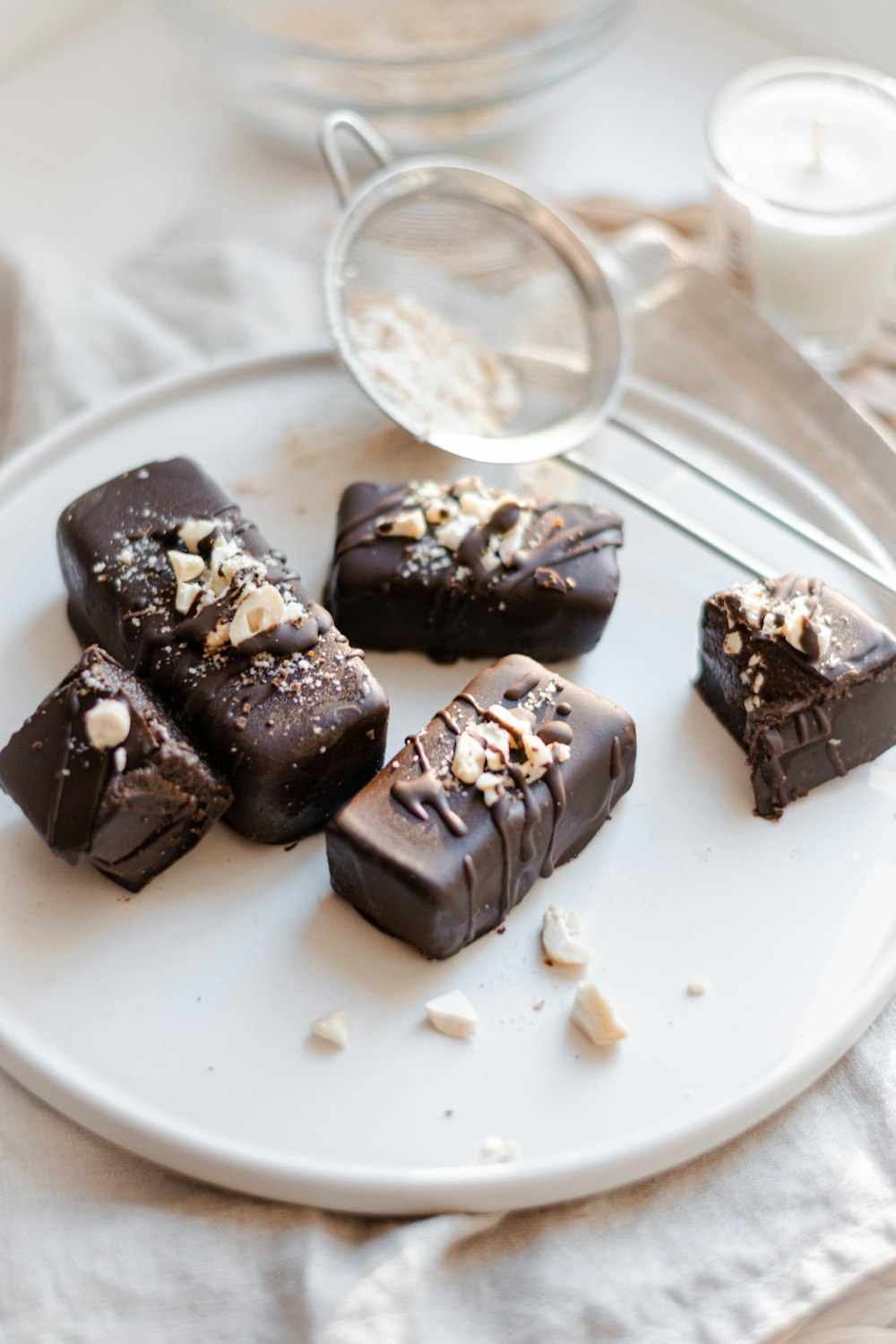 Brownies en un plato blanco