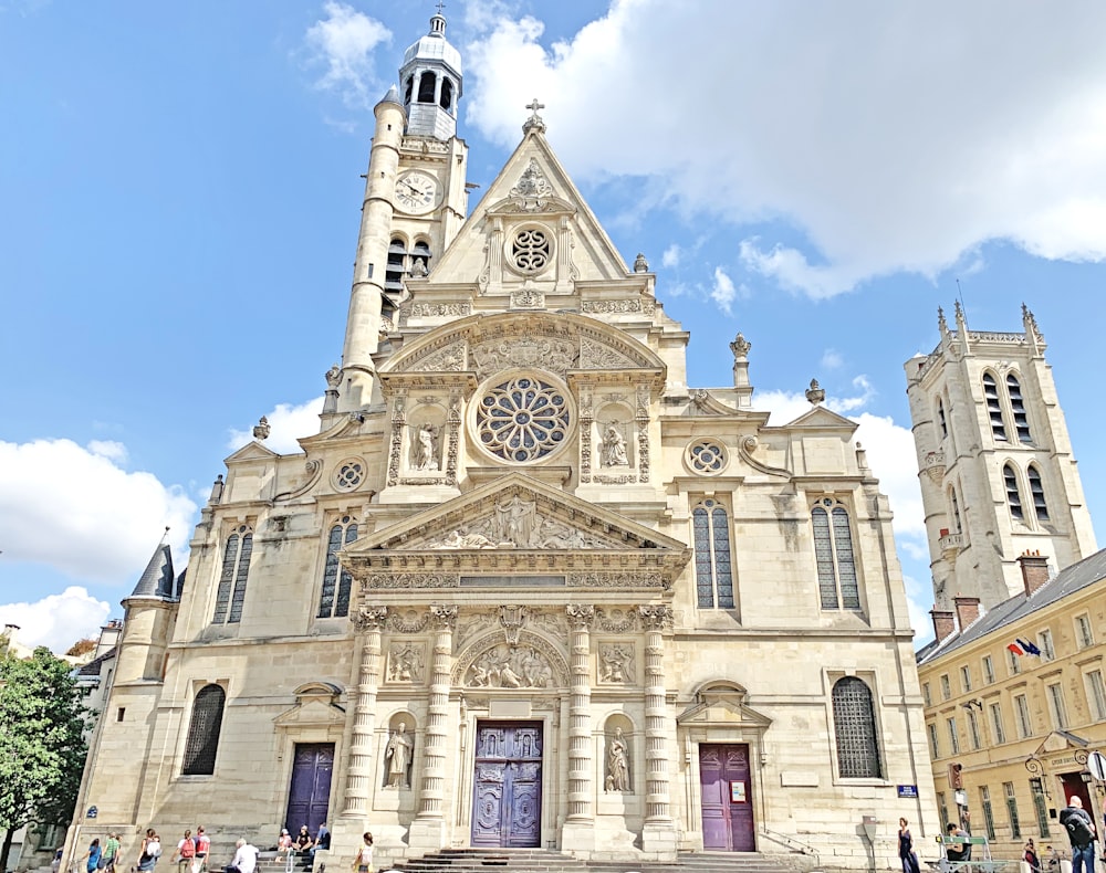 personnes marchant près de l’église Saint Etienne Du Mont à Paris France