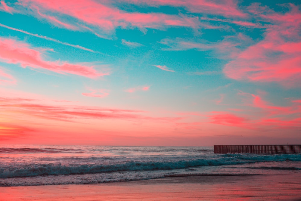 Plan d’eau sous le ciel rose et bleu pendant l’heure dorée