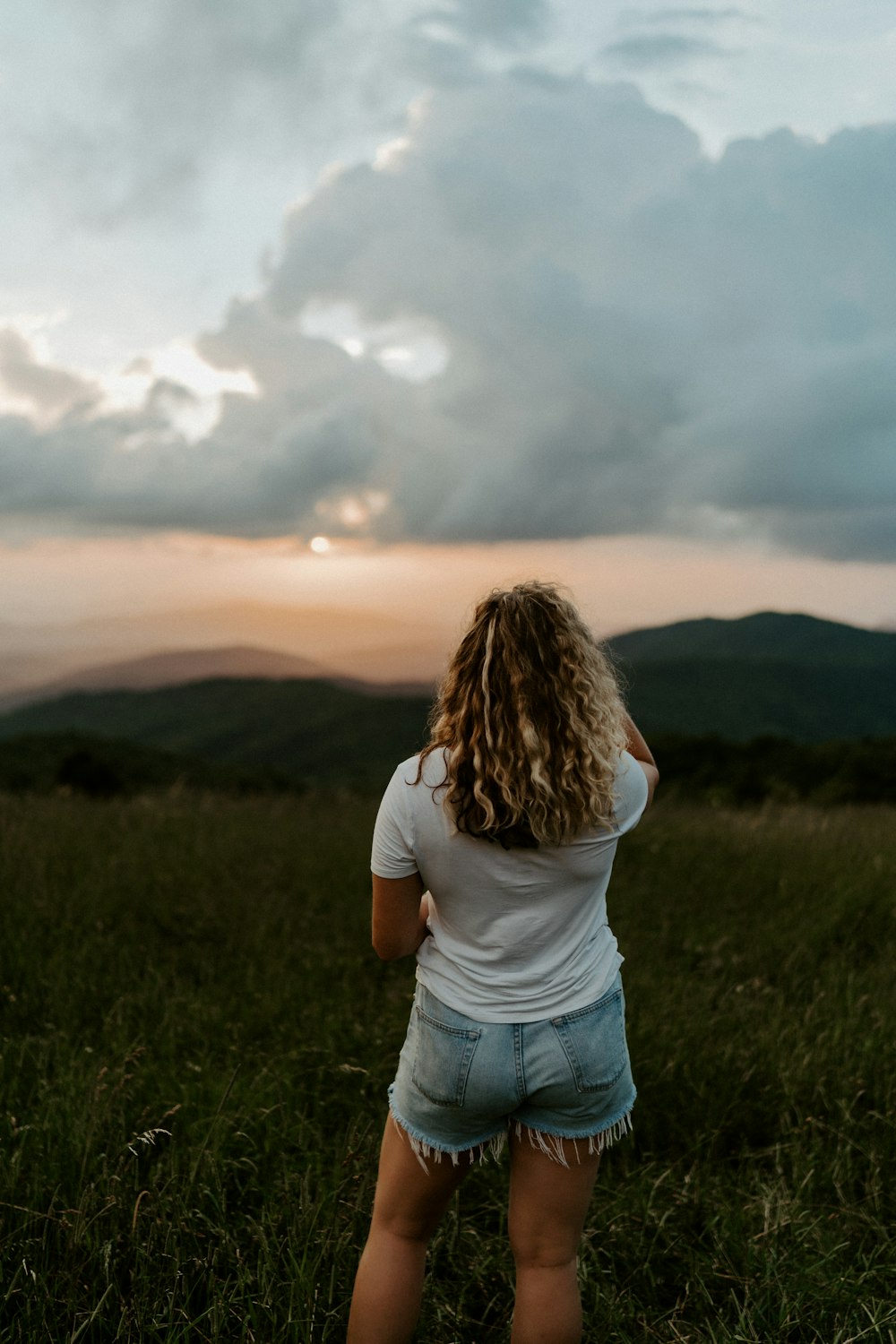 woman wearing white shirt and blue denim shorts