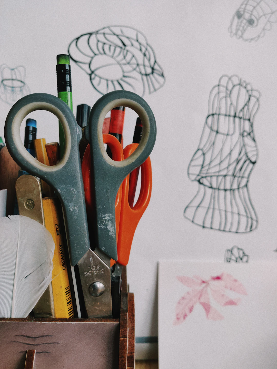 人工物としての道具が並ぶ作り手の机