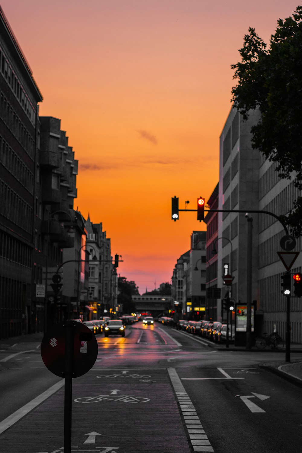 Veicolo su strada durante l'ora d'oro