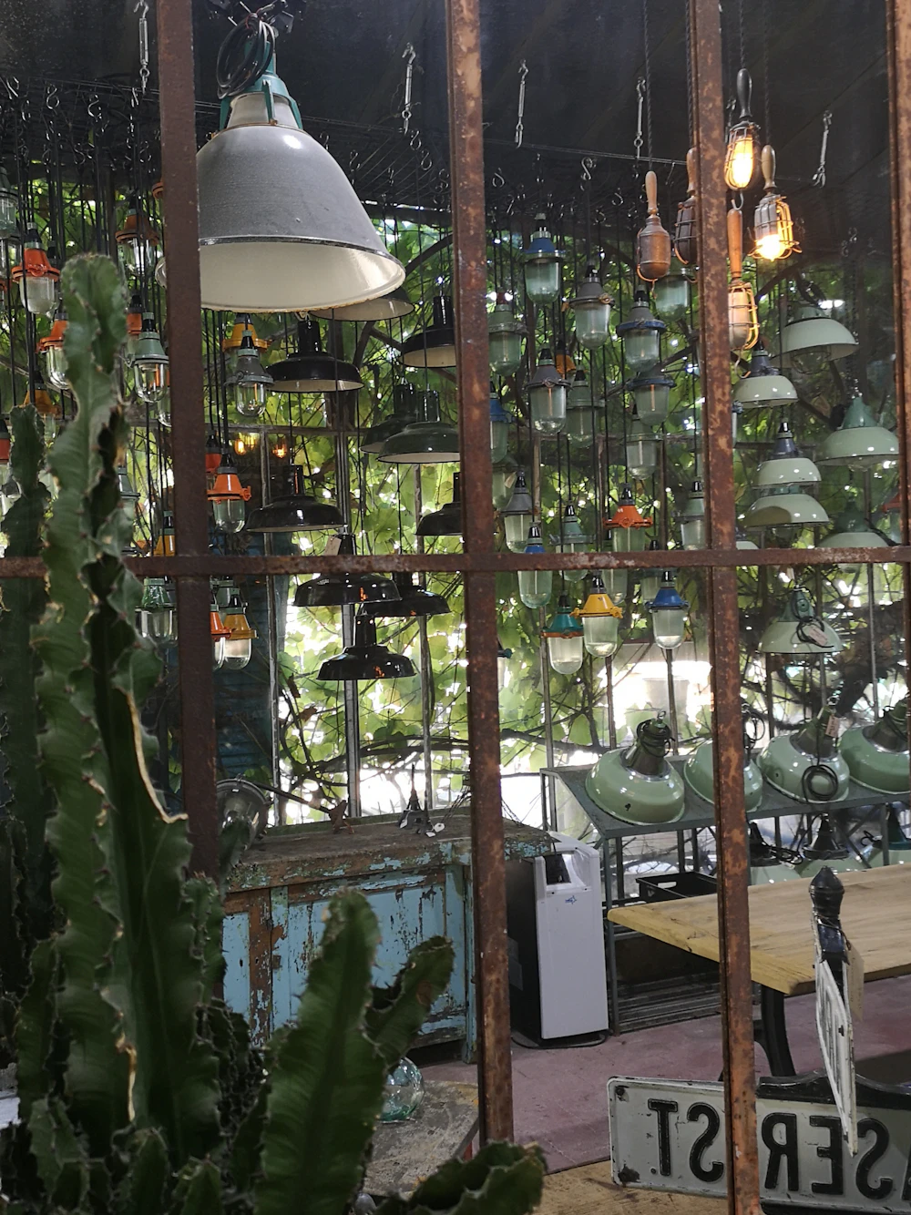 Antiquário com luminárias antigas