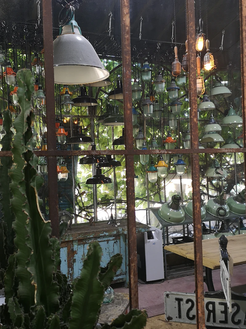 Antiquário com luminárias e objetos antigos