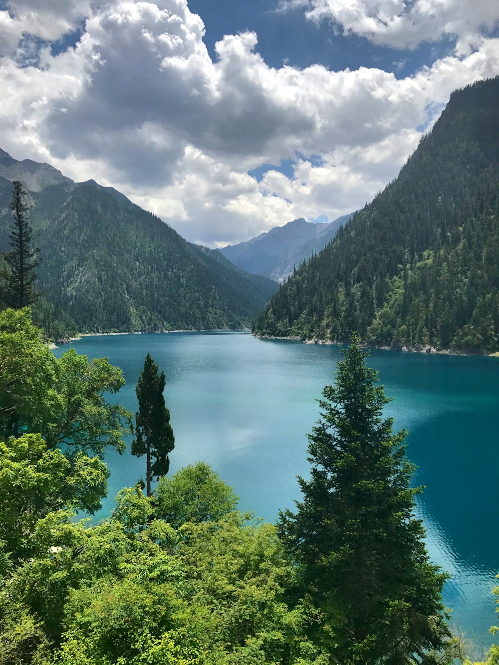 Lago accanto alla montagna