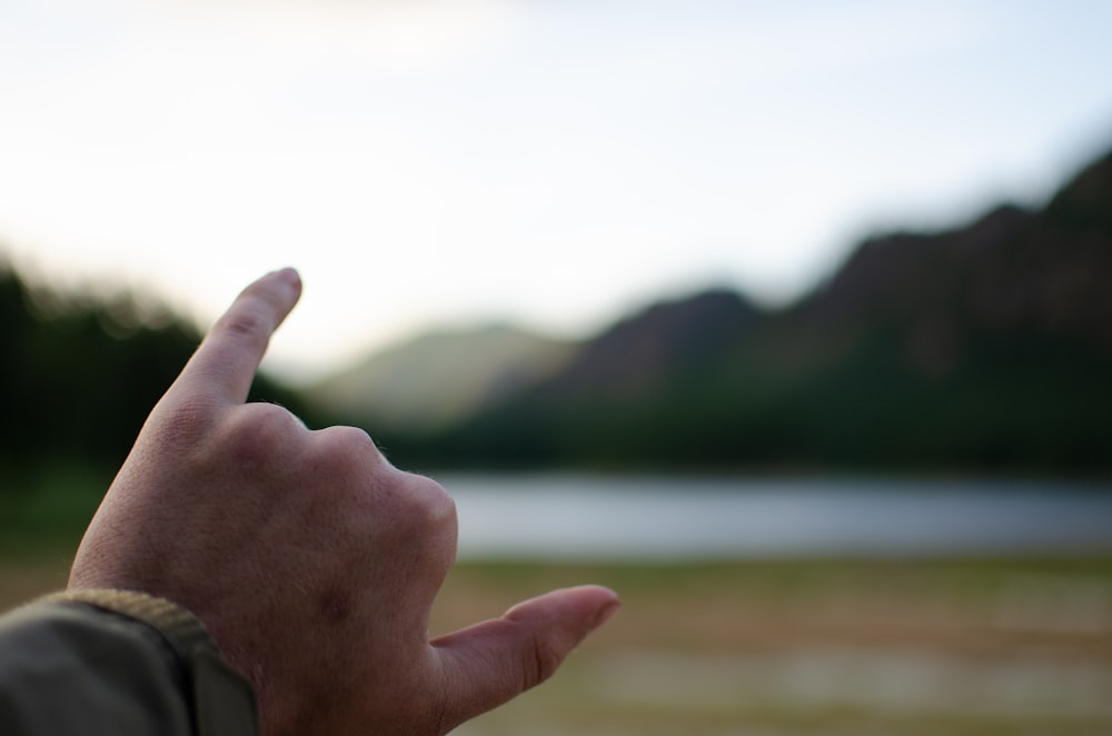 hang loose hand gesture