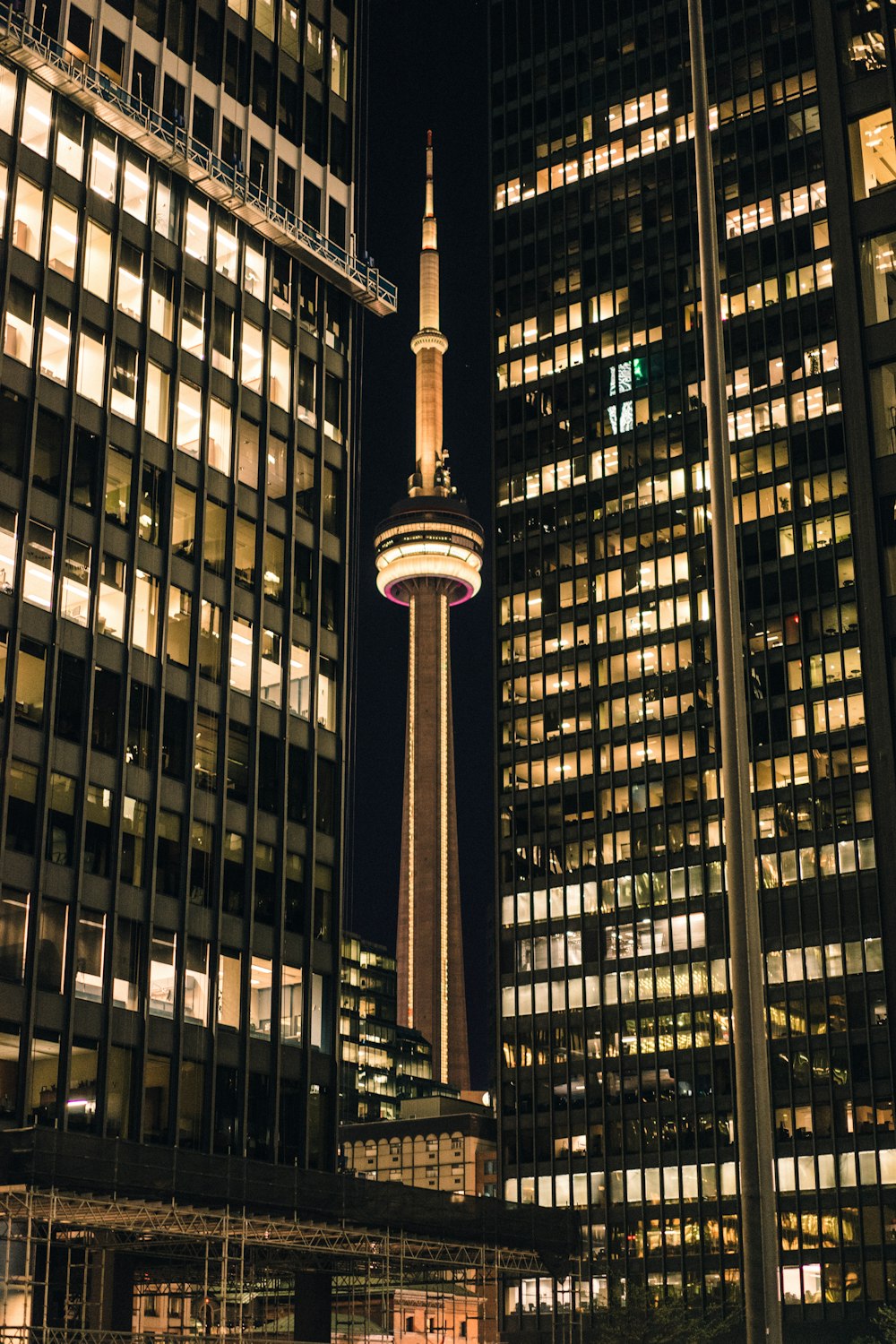 Fotografie eines Hochhauses bei Nacht