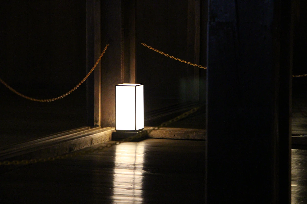 Lanterne en papier éclairant un intérieur japonais en bois sombre