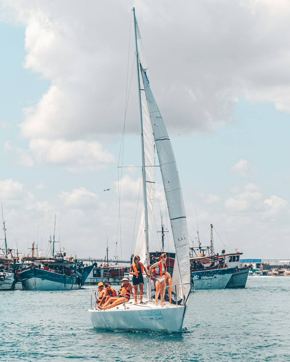 Menschen auf weißem Segelboot