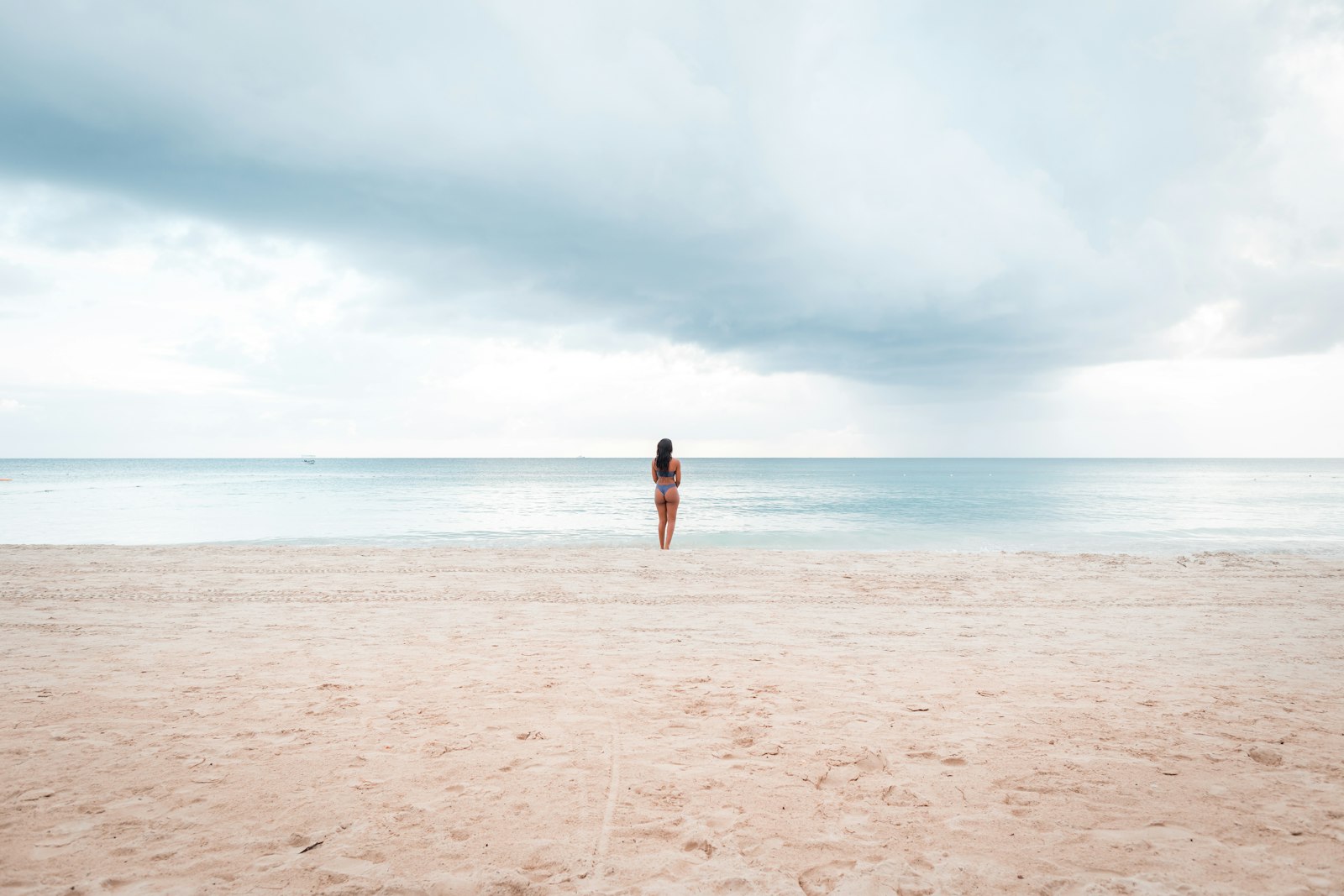 Canon EOS 5D Mark IV + Canon EF 24mm F1.4L II USM sample photo. Person standing on seashore photography