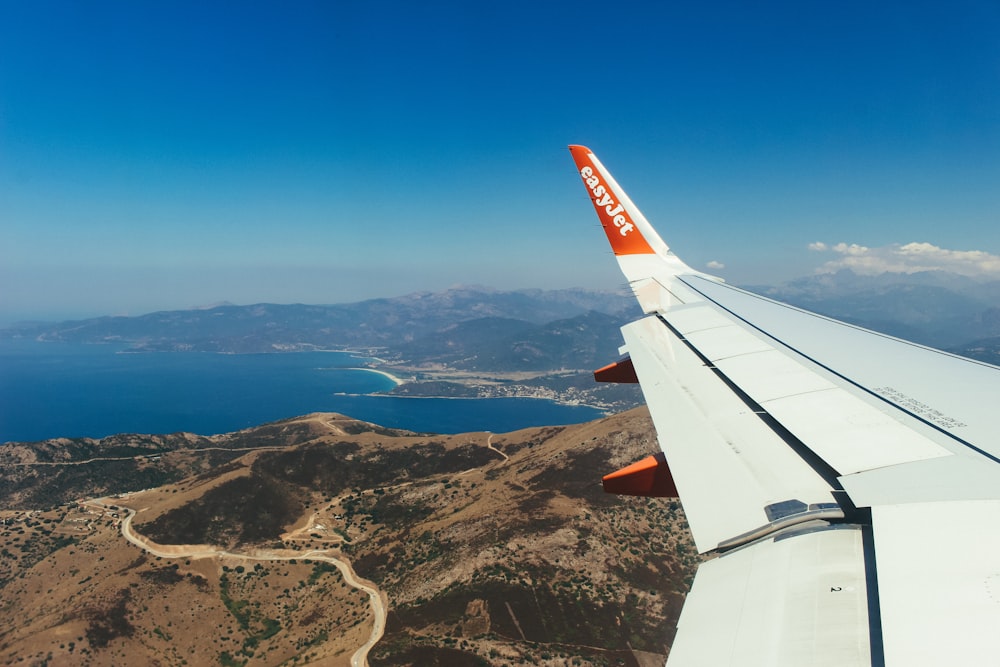 飛行中の旅客機