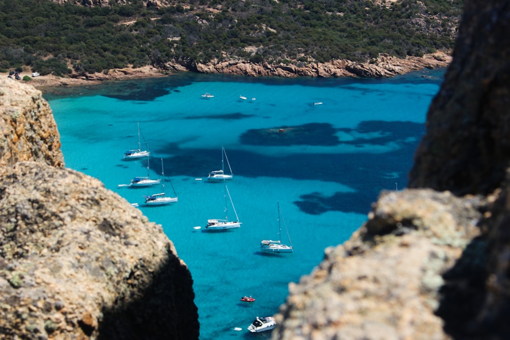 Yacht sulla montagna di osservazione del mare blu