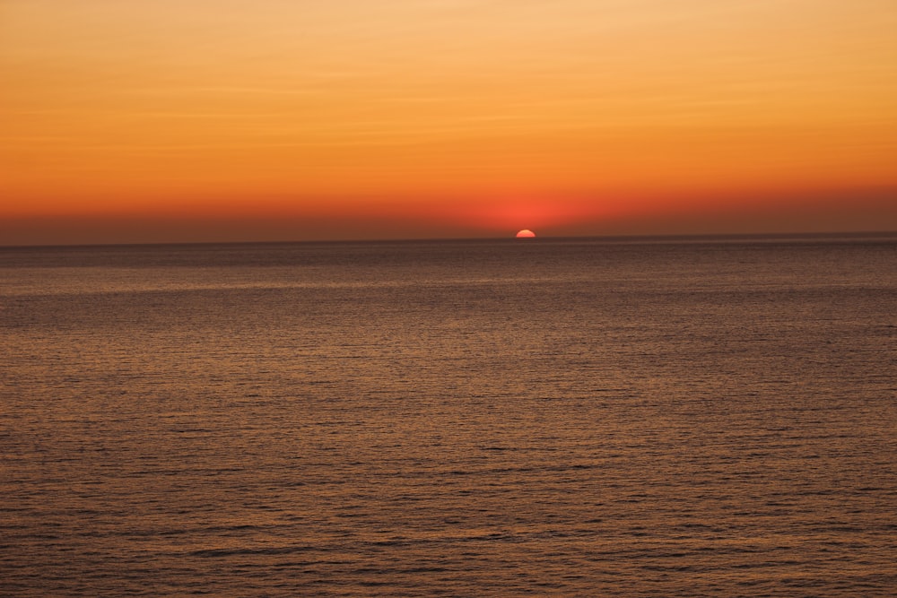 Fotografía del océano durante la puesta de sol