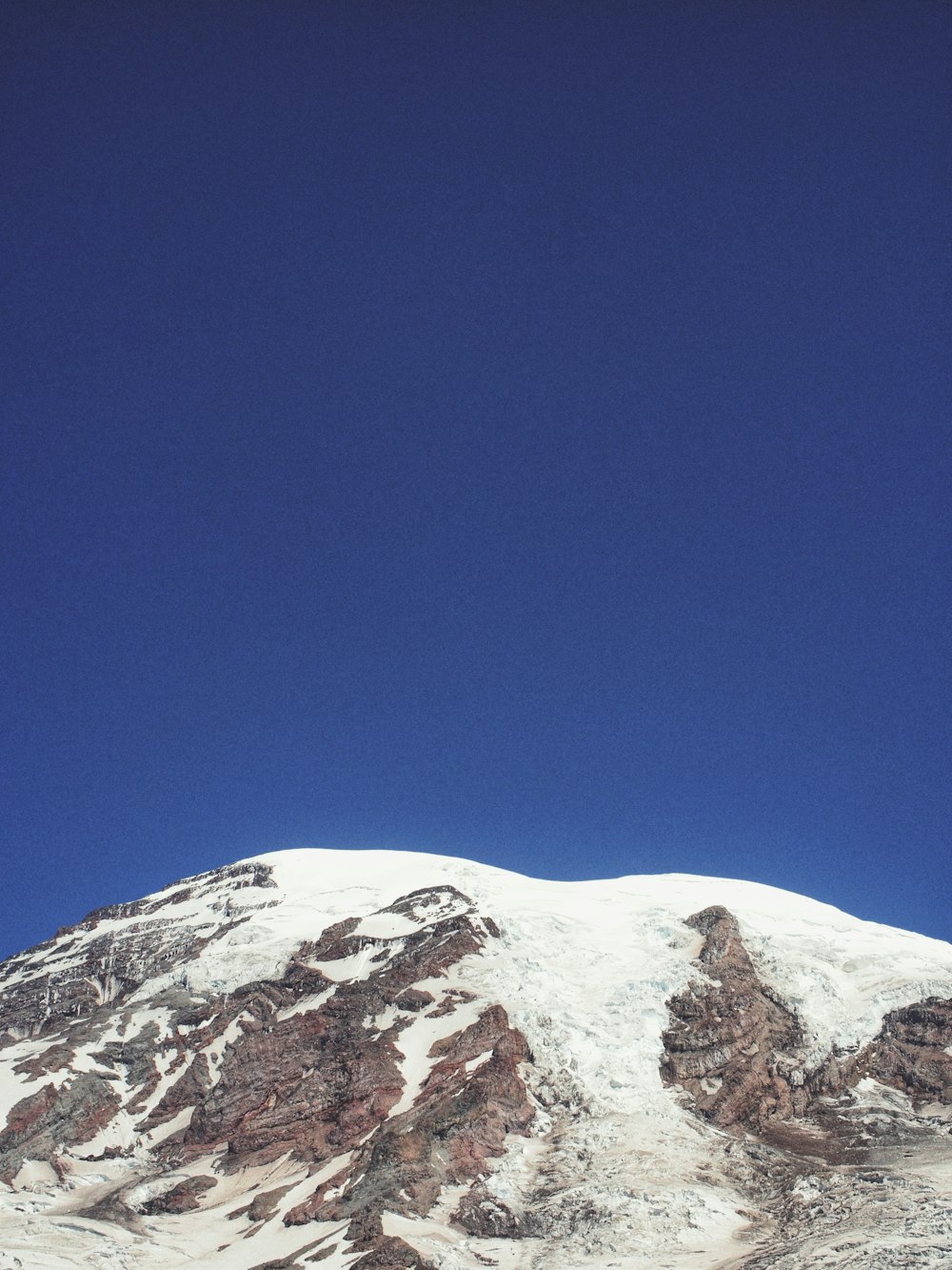 falaise brune et blanche