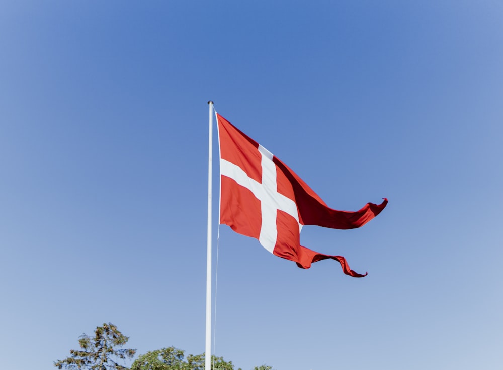 Bandeira da Dinamarca no mastro branco