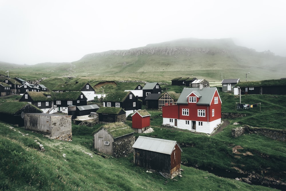 Maisons sur la colline sous le ciel gris