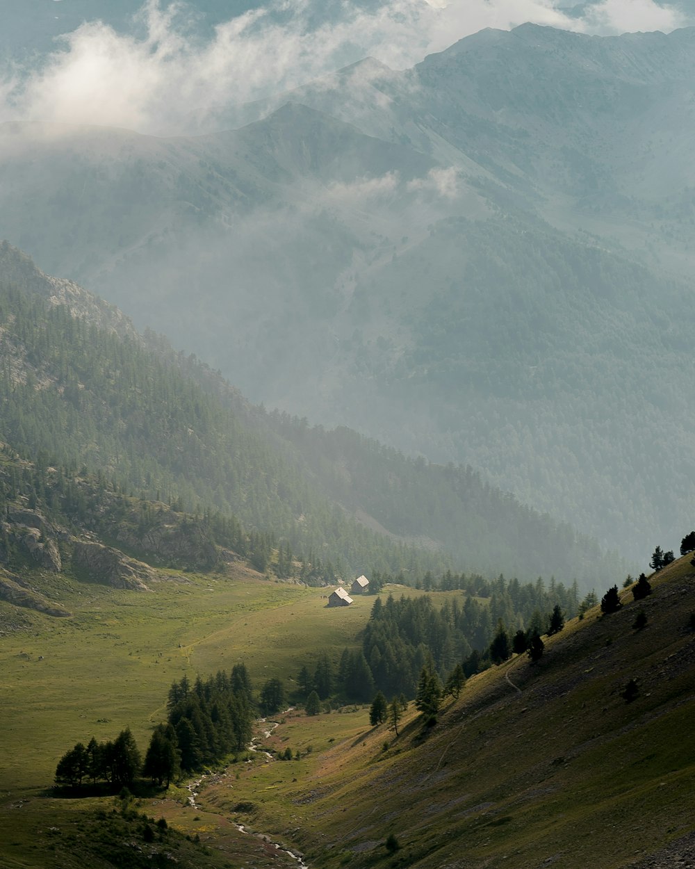 Montagnes vertes avec Dieu pendant la journée