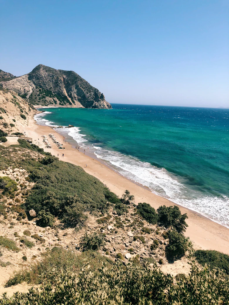 Kuststrand met helder water op Kreta