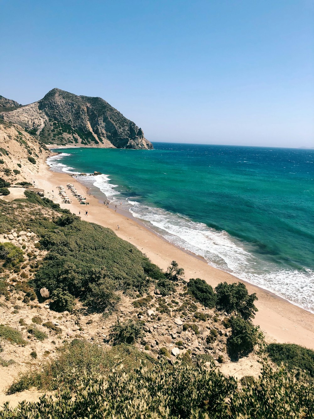 costa cerca del cuerpo de agua