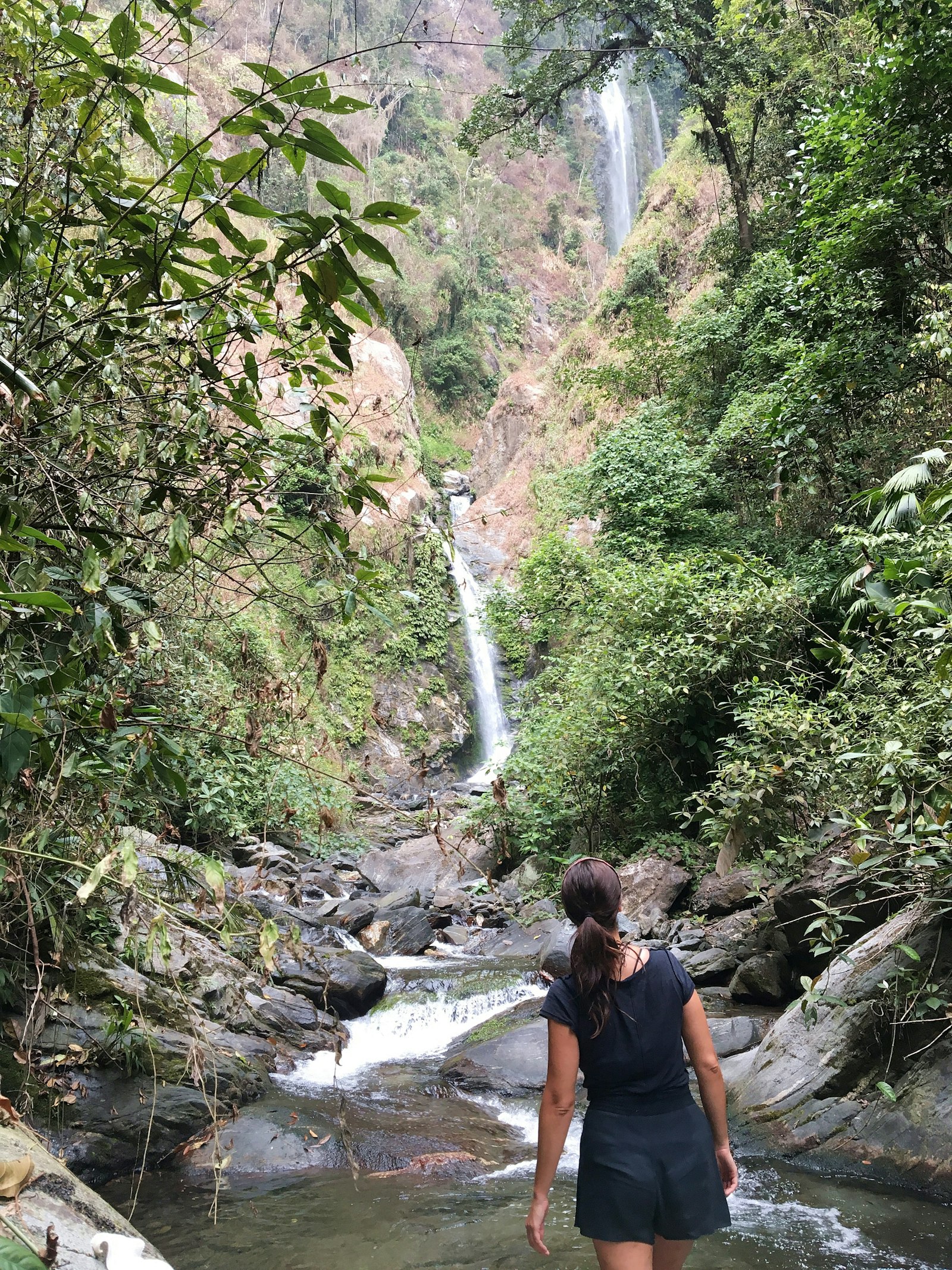 Mujer caminando hacia las cascadas en la selva de Minca, Sierra Nevada de Santa Marta