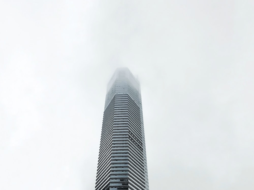 灰色のタワービルの写真