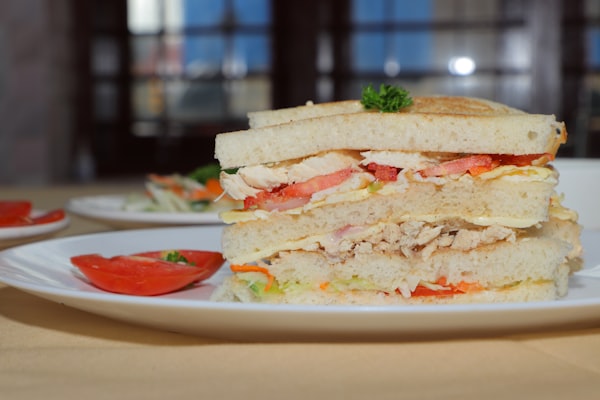 Горячий сэндвич с курицей и сыром