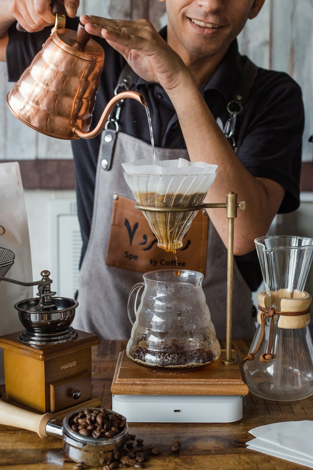 Mann, der Kaffee macht