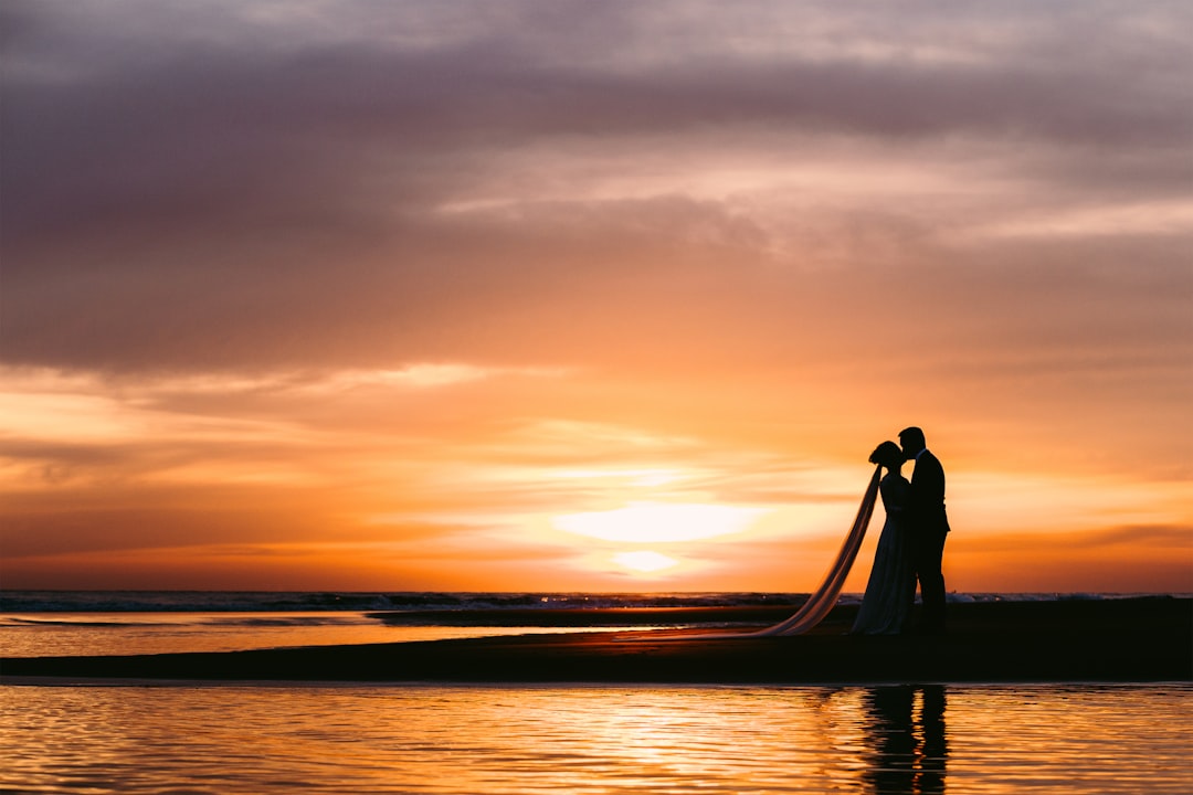 couple kissing photography