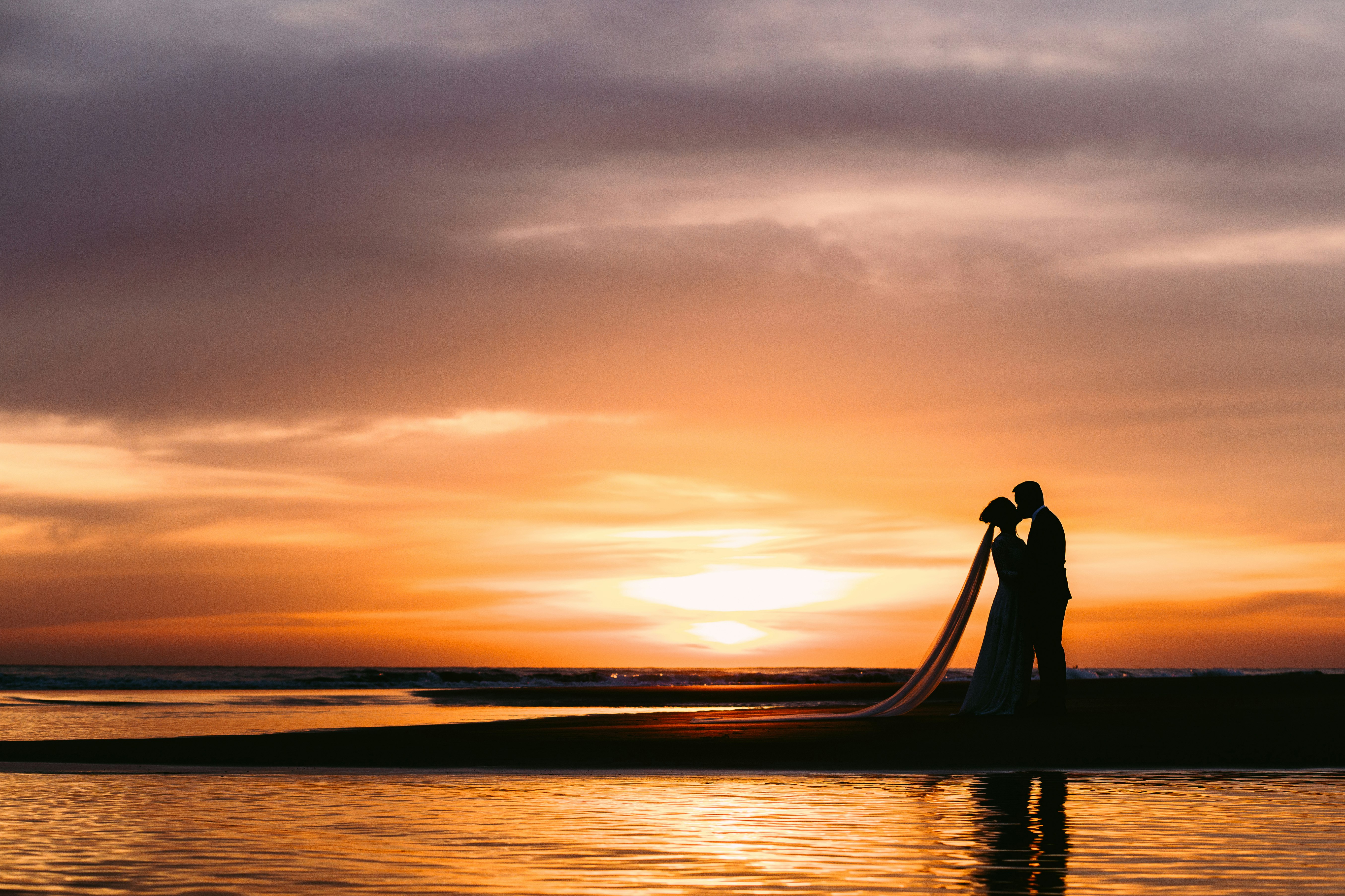 couple kissing photography