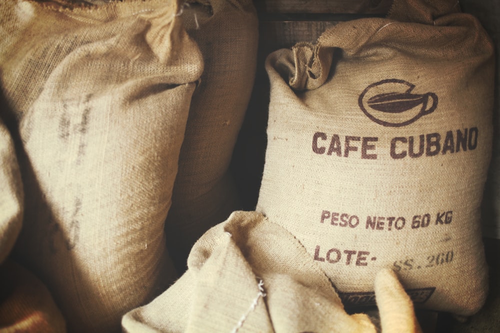 café marrom sacos cubanos
