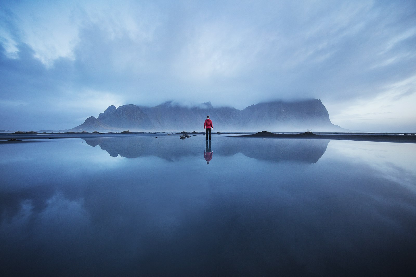 Canon EF 11-24mm F4L USM sample photo. Man standing on body photography