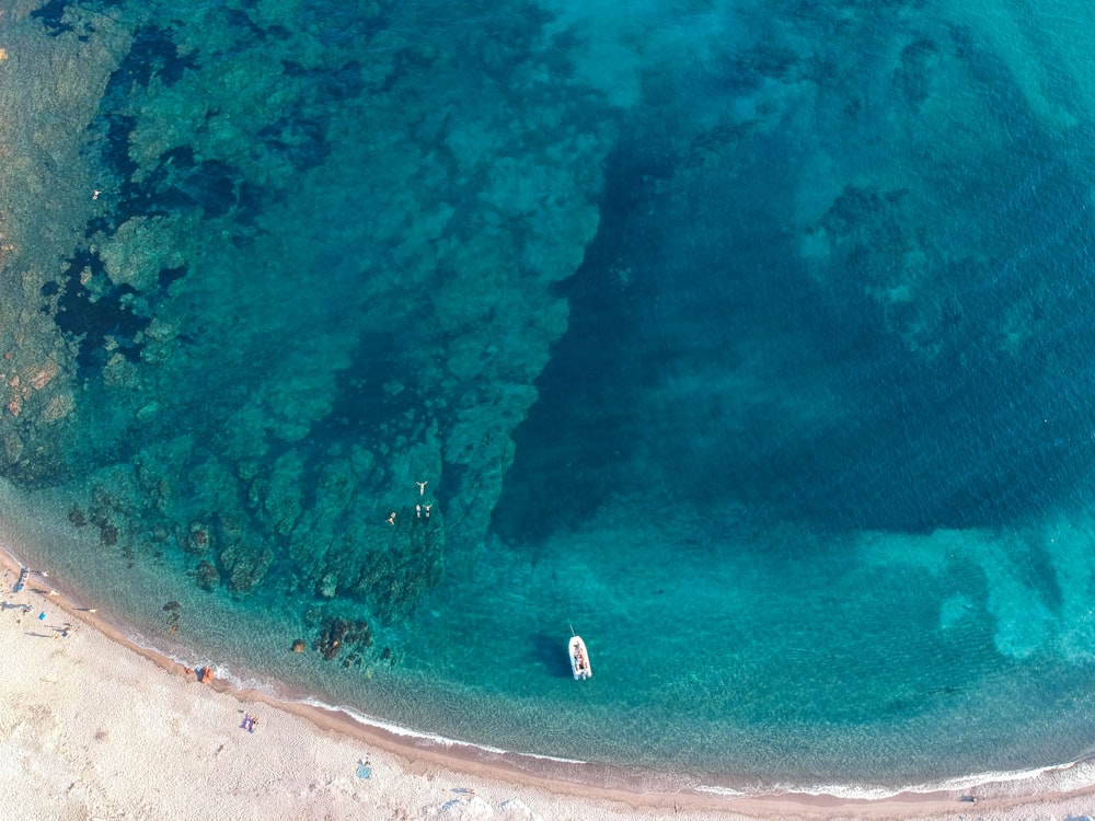 水域に浮かぶボートの航空写真