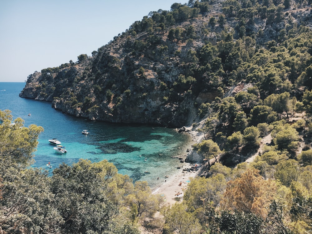 Barcos en el agua cerca de las montañas