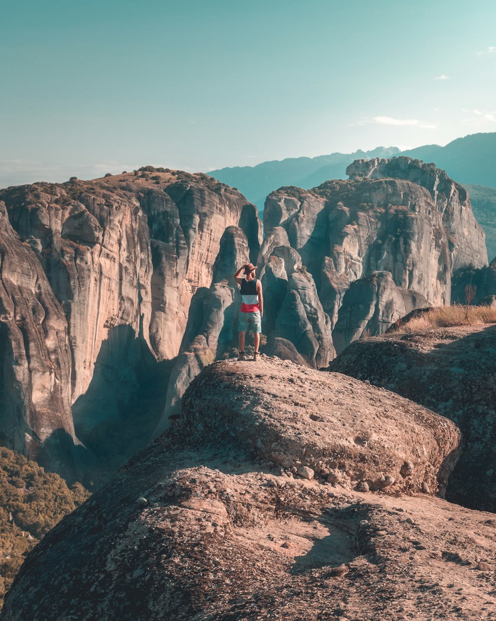 Person, die auf einem Felsen steht