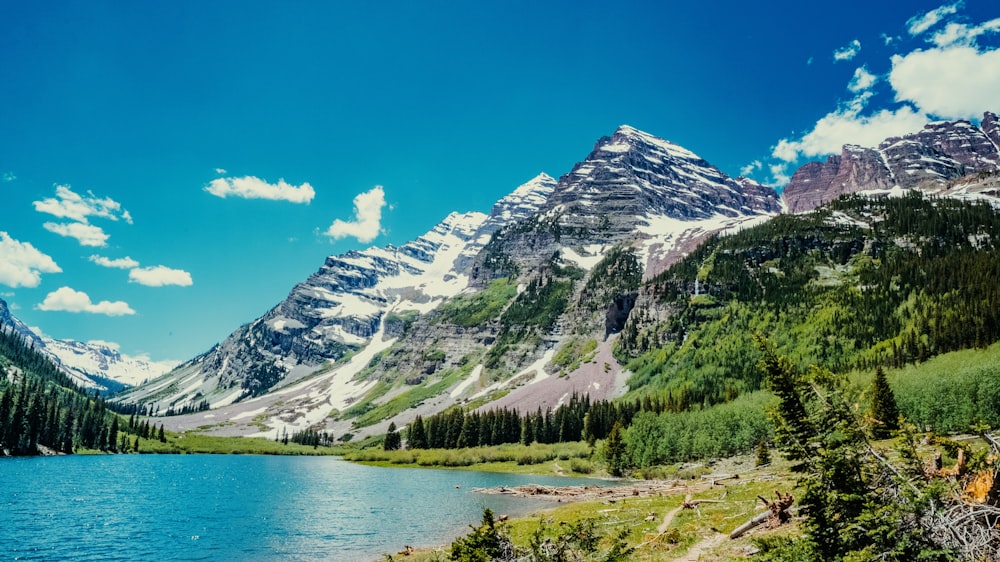 Grüne, weiße und graue Berge unter blauem Himmel