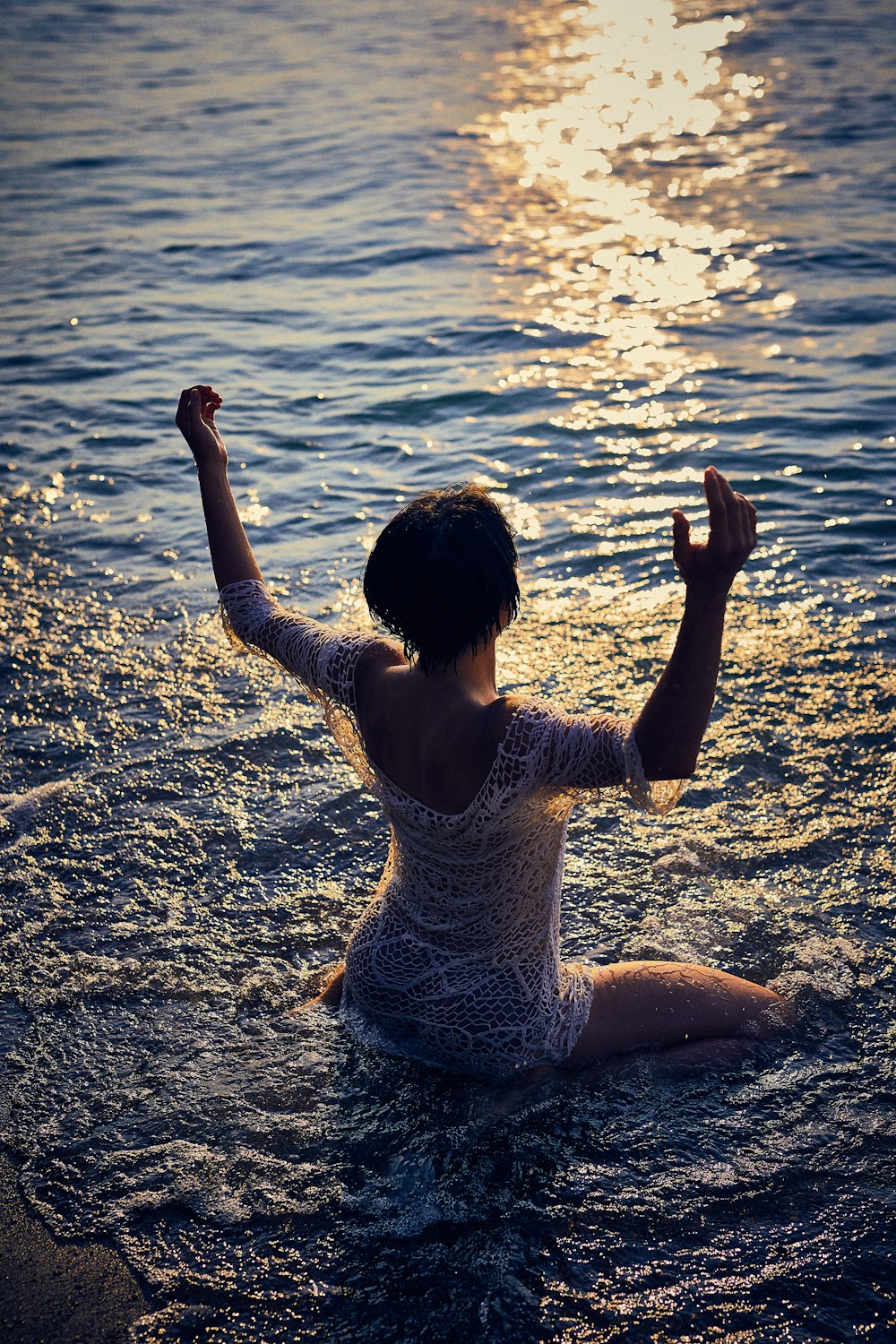 海岸に座る女性