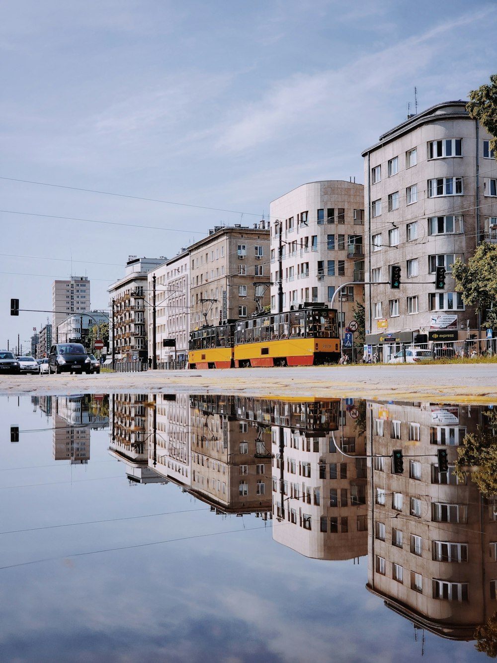 Gelber, roter und schwarzer Bus in der Nähe des Gebäudes