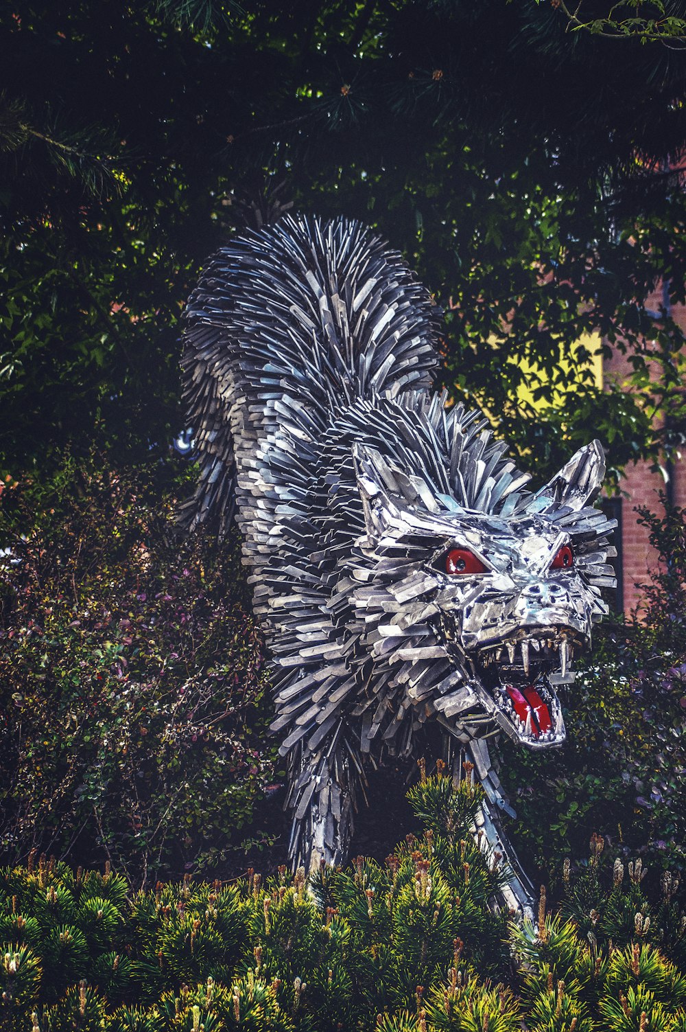 Statue des weißen Wolfes mit roten Augen